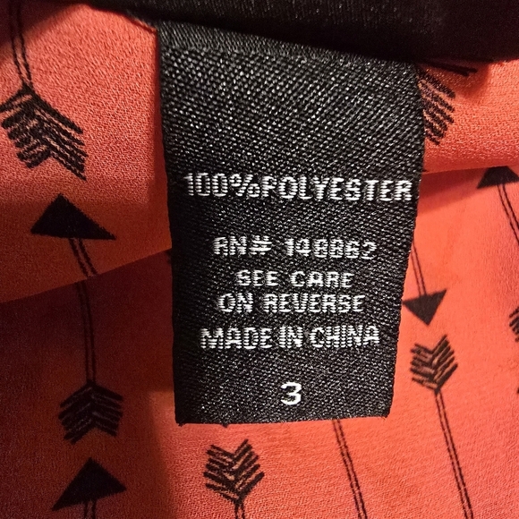 Torrid Sleeveless Blouse Tank Size 3 Red Black Arrows Polyester - Picture 8 of 8